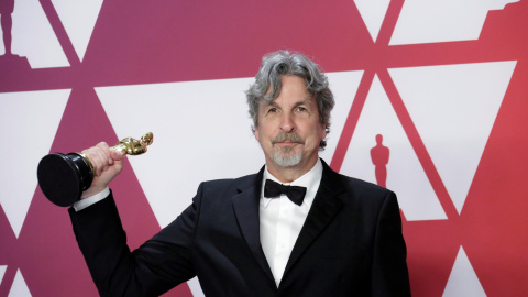 El director Peter Farrelly, ganador del Óscar a la mejor película y mejor guión original por 'Green Book', posa con la estatuilla en la 91 edición de los premios de la Academia de Hollywood | EFE/Armando Arorizo
