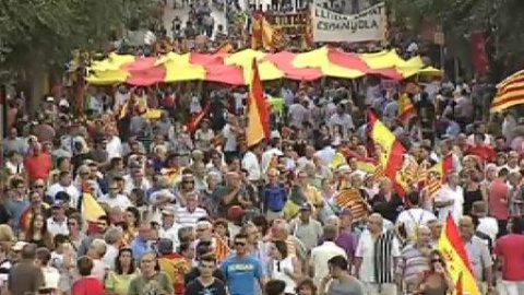 Cientos de personas se manifiestan en Tarragona contra el independentismo Cientos de personas se manifiestan en Tarragona contra el independentismo