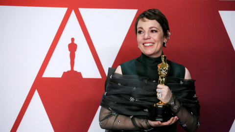 La actriz Olivia Colman posa con la estatuilla a mejor actriz por La favorita durante los Premios Óscar, este domingo, en Hollywood, California | EFE/ Armando Arorizo