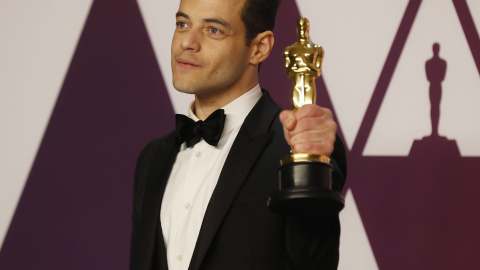 Rami Malek muestra su Oscar al mejor actor principal por su papel en ‘Bohemian Rhapsody’ | EFE/ Etienne Laurent