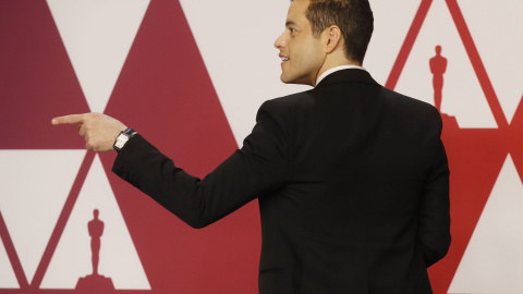 Rami Malek muestra su Oscar al mejor actor principal por su papel en ‘Bohemian Rhapsody’ | EFE/ Etienne Laurent
