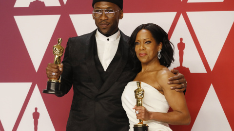 Mahershala Ali, ganador al Mejor Actor de Reparto por 'Green Book', y Regina King ganadora a la Mejor Actriz de Reparto por 'If Beale Street Could Talk'  | EFE/ Etienne Laurent
