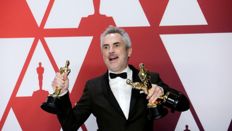 Alfonso Cuarón posa con las tres estatuillas de ‘Roma’, mejor dirección, mejor fotografía y mejor película de habla extranjera | EFE/ Armando Arorizo