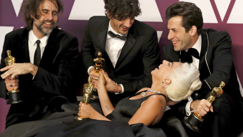 Lady Gaga, junto con Andrew Wyatt, Anthony Rossomando y Mark Ronson, ganadores de la Mejor Canción Original por 'Shallow' de 'A Star is Born' | EFE/ Etienne Laurent