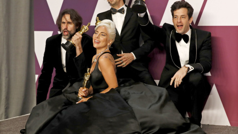 Lady Gaga, junto con Andrew Wyatt, Anthony Rossomando y Mark Ronson, ganadores de la Mejor Canción Original por 'Shallow' de 'A Star is Born' | EFE/ Etienne Laurent