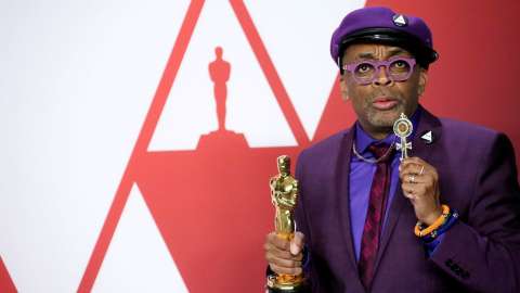 El director Spike Lee, ganador de la estatuilla a mejor guion adaptado por 'BlacKkKlansman', posa durante los Premios Óscar en Hollywood | EFE/ Armando Arorizo