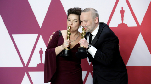 John Warhurst y Nina Hartstone posan con la estuatuilla a la mejor edición de sonido por ‘Bohemian Rhapsody’ | EFE/ Armando Arorizo