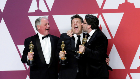 Paul Massey, Tim Cavagin y John Casali posan con la estuatuilla a la mejor mezcla de sonido por ‘Bohemian Rhapsody’ | EFE/ Armando Arorizo