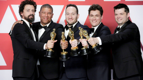 Bob Persichetti, Peter Ramsey, Rodney Rothman, Phil Lord y Christopher Miller ganadores a la mejor película animada por ‘Spider-Man: Into the Spider-Verse’ | EFE/ Armando Arorizo