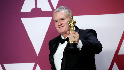 John Ottman posa con la estuatuilla a la mejor edición por 'Bohemian Rhapsody'  | EFE/ Armando Arorizo