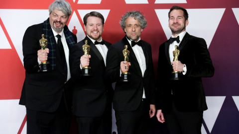 Ian Hunter, J.D. Schwalm, Paul Lambert y Tristan Myles posan con la estatuilla a los mejores efectos visuales por ‘First Man’ | EFE/ Armando Arorizo