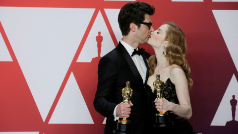 Guy Nattiv y Jaime Ray Newman posan con la estatuilla al mejor cortometraje de ficción por ‘Skin’ | EFE/ Armando Arorizo