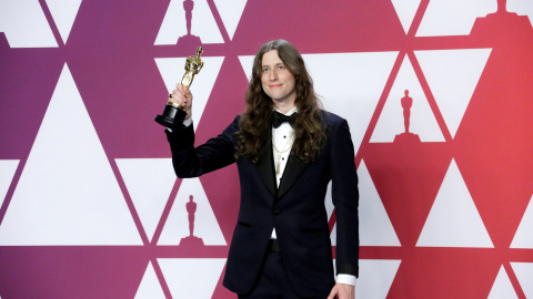 Ludwig Goransson posa con la estatuilla a la mejor banda sonora por ‘Black Panther’ | EFE/ Armando Arorizo