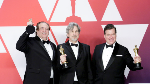 Nick Vallelonga, Peter Farrelly and Brian Currie posan con la estatuilla al mejor guión original por ‘Green Book’ | EFE/ Armando Arorizo