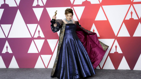 Ruth Carter posa con la estuatuilla al mejor diseño de vestuario por ‘Black Panther’ | EFE/ Armando Arorizo