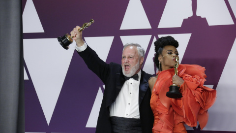 Jay Hart yHannah Beachler posan con la estuatuilla al mejor diseño de producción por ‘Black Panther’ | EFE/ Armando Arorizo