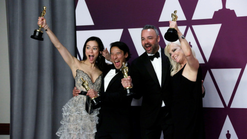 Elizabeth Chai Vasarhelyi, Jimmy Chin, Evan Hayes y Shannon Dill posan con la estuatuilla al mejor documetal por ‘Free Solo’ | EFE/ Armando Arorizo