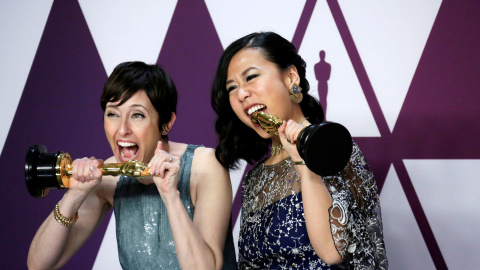 Becky Neiman-Cobb y Domee Shi posan con la estuatuilla al mejor corto animado por ‘Bao' | EFE/ Armando Arorizo