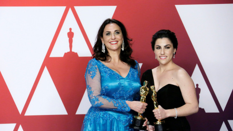 Rayka Zehtabchi y Melissa Berton posan con la estatuilla al mejor corto documental por ‘Period. End of Sentence’ | EFE/ Armando Arorizo