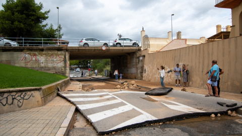 Los vecinos inspeccionan el estado de la carretera tras las inundaciones en Tarragano, a 24 de septiembre de 2022. Los vecinos inspeccionan el estado de la carretera tras las inundaciones en Tarragano, a 24 de septiembre de 2022.