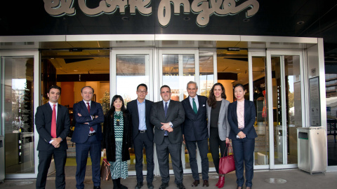 Víctor del Pozo, consejero delegado de El Corte Inglés, con Rodrigo Cipriani Foresio, director de Alibaba Group para España, Italia, Portugal y Grecia (en el centro), con otros directivos del grupo chino y de la cadena de grandes almacenes. Víctor del Pozo, consejero delegado de El Corte Inglés, con Rodrigo Cipriani Foresio, director de Alibaba Group para España, Italia, Portugal y Grecia (en el centro), con otros directivos del grupo chino y de la cadena de grandes almacenes.