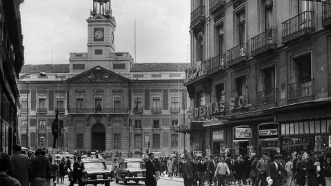 La desembocadura de la calle Preciados en la Puerta del Sol, en una imagen de 1966. La desembocadura de la calle Preciados en la Puerta del Sol, en una imagen de 1966.