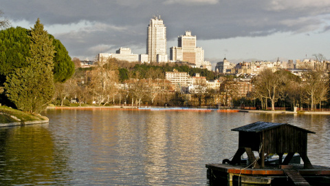 Vista de Madrid desde el lago de la Casa de Campo (actualmente desecado para su rehabilitación). Vista de Madrid desde el lago de la Casa de Campo (actualmente desecado para su rehabilitación).