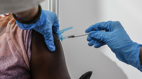 Una sanitaria vacuna a una persona con la tercera dosis de la vacuna de Moderna en el vacunódromo instalado en la Ciutat de Les Arts i les Ciències, en València Una sanitaria vacuna a una persona con la tercera dosis de la vacuna de Moderna en el vacunódromo instalado en la Ciutat de Les Arts i les Ciències, en València