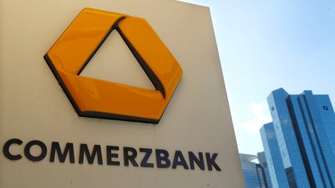 El logo de Commerzbank en un cajero automático, cerca de la sede del banco Fráncfort. REUTERS/Kai Pfaffenbach El logo de Commerzbank en un cajero automático, cerca de la sede del banco Fráncfort. REUTERS/Kai Pfaffenbach