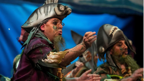 La chirigota "La maldición de la lapa negra" durante su actuación en el Gran Teatro Falla durante la final del Concurso Oficial del Agrupaciones Carnavalescas (COAC). EFE/Román Ríos La chirigota "La maldición de la lapa negra" durante su actuación en el Gran Teatro Falla durante la final del Concurso Oficial del Agrupaciones Carnavalescas (COAC). EFE/Román Ríos