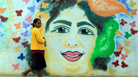 Una mujer camina frente a un mural pintado con el rostro de la ambientalista hondureña asesinada el 2 de marzo de 2016, Berta Cáceres, este jueves en la ciudad de La Esperanza (Honduras). Grupos defensores de los recursos naturales y familiares de Berta Una mujer camina frente a un mural pintado con el rostro de la ambientalista hondureña asesinada el 2 de marzo de 2016, Berta Cáceres, este jueves en la ciudad de La Esperanza (Honduras). Grupos defensores de los recursos naturales y familiares de Berta