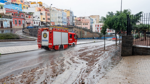 25/9/22 Un camión de bomberos circula por una calle llena de barro tras las lluvias que asolan el oeste peninsular y Canarias, a 25 de septiembre de 2022. 25/9/22 Un camión de bomberos circula por una calle llena de barro tras las lluvias que asolan el oeste peninsular y Canarias, a 25 de septiembre de 2022.