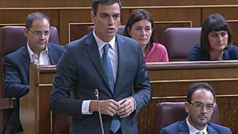 Pedro Sánchez pide a Rajoy que "quite la mano del cuello a la clase media y trabajadora" Pedro Sánchez pide a Rajoy que "quite la mano del cuello a la clase media y trabajadora"