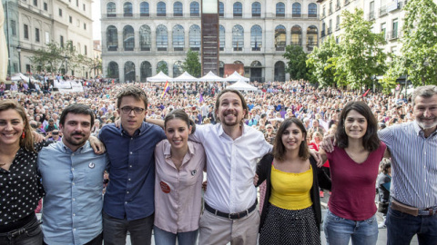 De izquierda a derecha: Lorena Ruiz-Huerta, Ramón Espinar, Íñigo Errejón, Irene Montero, Pablo Iglesias, Dina Bousselham, Isabel Serra y Julio Rodríguez el pasado 2 de mayo. DANI GAGO (PODEMOS) De izquierda a derecha: Lorena Ruiz-Huerta, Ramón Espinar, Íñigo Errejón, Irene Montero, Pablo Iglesias, Dina Bousselham, Isabel Serra y Julio Rodríguez el pasado 2 de mayo. DANI GAGO (PODEMOS)