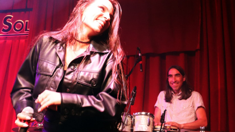 Poochyeeh y David ‘el Indio’ García, en el concierto de presentación de 'Gipsy Power', la banda sonora del cine quinqui. Poochyeeh y David ‘el Indio’ García, en el concierto de presentación de 'Gipsy Power', la banda sonora del cine quinqui.