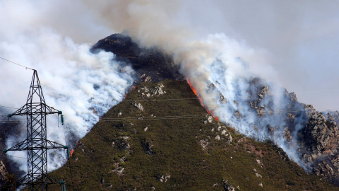 LABORES DE EXTINCIÓN DEL INCENDIO FORESTAL EN LA LOCALIDAD ASTURIANA DE SOTO DE LOS INFANTES, CONCEJO DE SALAS, GIJÓN. Damián Arienza Europa Press