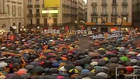 Manifestaciones ante los Ayuntamientos catalanes en defensa de la consulta Manifestaciones ante los Ayuntamientos catalanes en defensa de la consulta