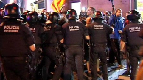 Enfrentamientos en Barcelona tras la protesta para reclamar la consulta Enfrentamientos en Barcelona tras la protesta para reclamar la consulta