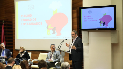 Javier Barbero presentando en el Ayuntamiento el plan 'Madrid, Ciudad de los Cuidados' | Ayto. de Madrid Javier Barbero presentando en el Ayuntamiento el plan 'Madrid, Ciudad de los Cuidados' | Ayto. de Madrid