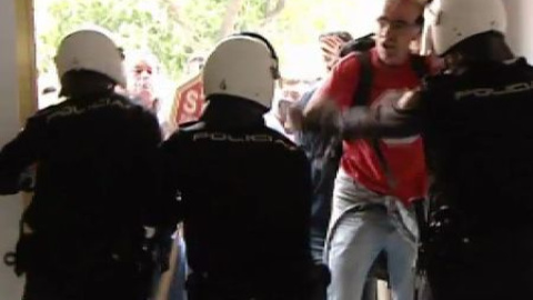 Stop desahucios no logra paralizar el desahucio de una mujer sola Stop desahucios no logra paralizar el desahucio de una mujer sola