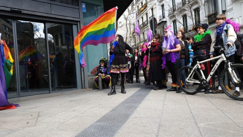 Parada del 'Fachitour' de mujeres ante la sede del PP. (F.G.FABIÁN) Parada del 'Fachitour' de mujeres ante la sede del PP. (F.G.FABIÁN)