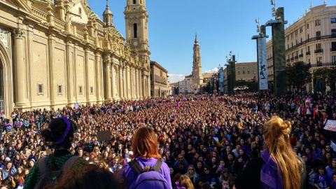 Aspecto de la concentración en la Plaza del Pilar de Zaragoza. (EDUARDO BAYONA DUTÚ). Aspecto de la concentración en la Plaza del Pilar de Zaragoza. (EDUARDO BAYONA DUTÚ).