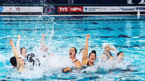 Las jugadoras al ganar el campeonato / Twitter: @CN_Sabadell Las jugadoras al ganar el campeonato / Twitter: @CN_Sabadell