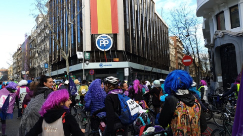 El 'bicipiquete' ante la sede nacional del PP en Madrid. (F.GRODIRA) El 'bicipiquete' ante la sede nacional del PP en Madrid. (F.GRODIRA)