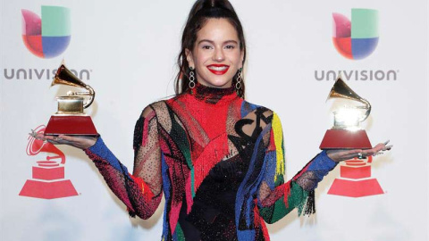 Rosalia, ganadora de Mejor Canción Alternativa y Mejor Actuación en Fusión Urbana, posa con sus premios en Las Vegas (NINA PROMMER | EFE) Rosalia, ganadora de Mejor Canción Alternativa y Mejor Actuación en Fusión Urbana, posa con sus premios en Las Vegas (NINA PROMMER | EFE)