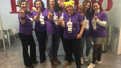 Parte de las mujeres que trabajan en 'Público' en esta imagen reivindicativa. (A. M) Parte de las mujeres que trabajan en 'Público' en esta imagen reivindicativa. (A. M)
