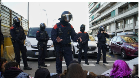 Corte de calles en Barcelona | (JOEL CASILA). Corte de calles en Barcelona | (JOEL CASILA).