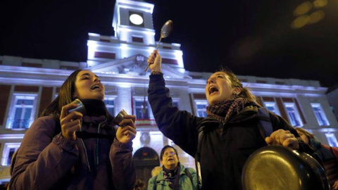 Cacerolada en la Puerta del Sol. (EFE) Cacerolada en la Puerta del Sol. (EFE)