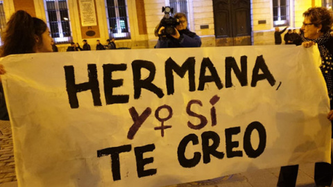 Protesta en la plaza Mayor de Madrid tras la marcha feminista 'Reclama las calles y la noche'. / FERMÍN GRODIRA Protesta en la plaza Mayor de Madrid tras la marcha feminista 'Reclama las calles y la noche'. / FERMÍN GRODIRA