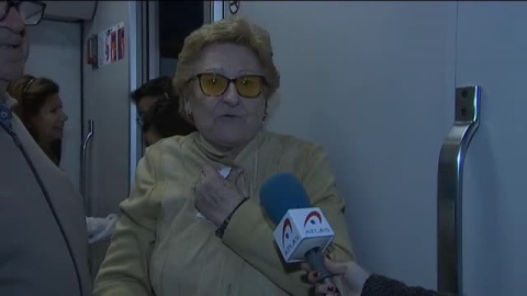 Indignación entre los pasajeros de Renfe tras casi diez horas de retraso Indignación entre los pasajeros de Renfe tras casi diez horas de retraso